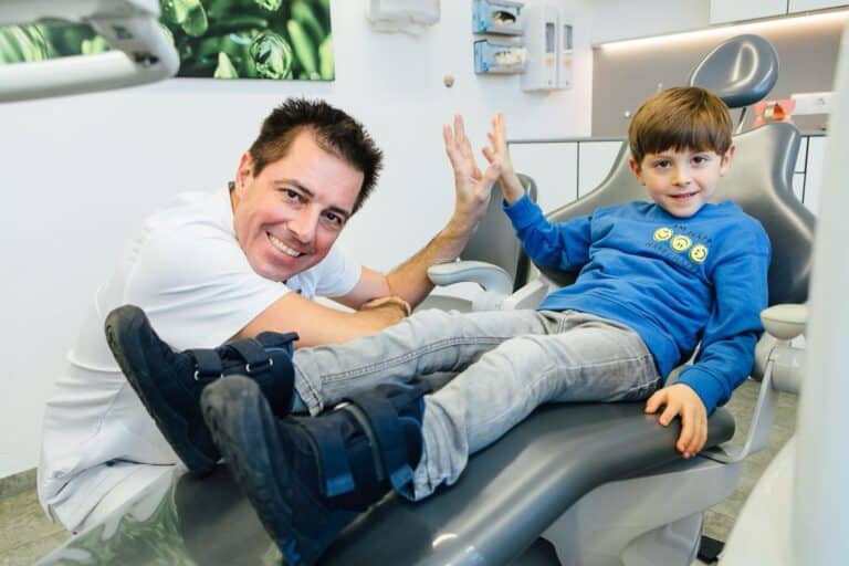 Dr. Bernd Kinast im direkten Austausch mit einem Patienten in der Ordination.