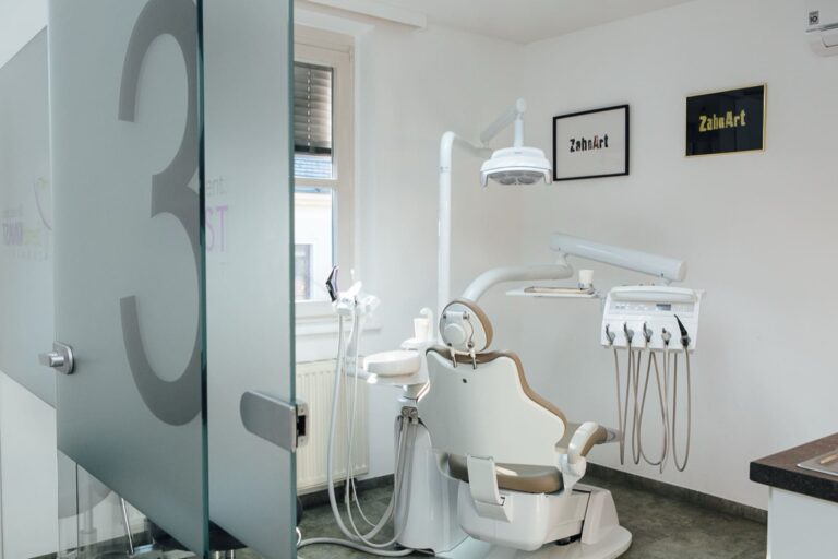 Behandlungsraum der Ordination vorbereitet für eine medizinische Untersuchung